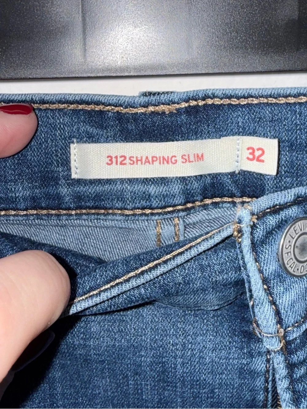 Levi’s Shaping Slim Straight Crop Jeans Women’s Size 32 Dark Wash Stretch